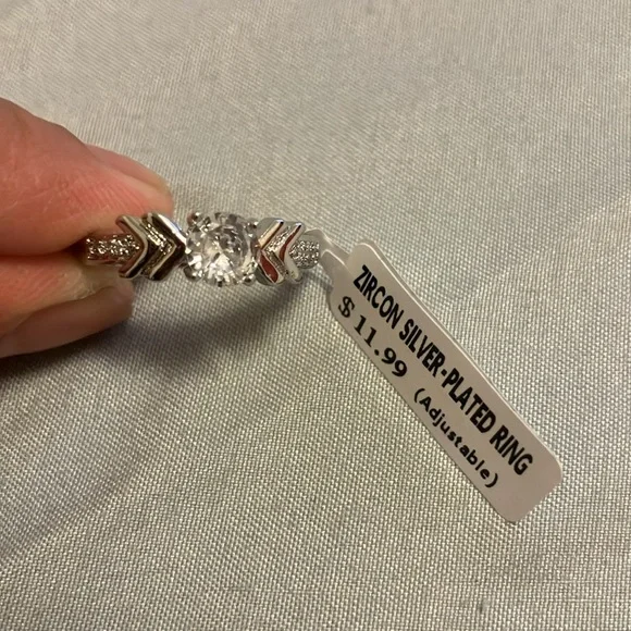 🌸 3/$15 Zircon silver plated ring - Picture 4 of 15
